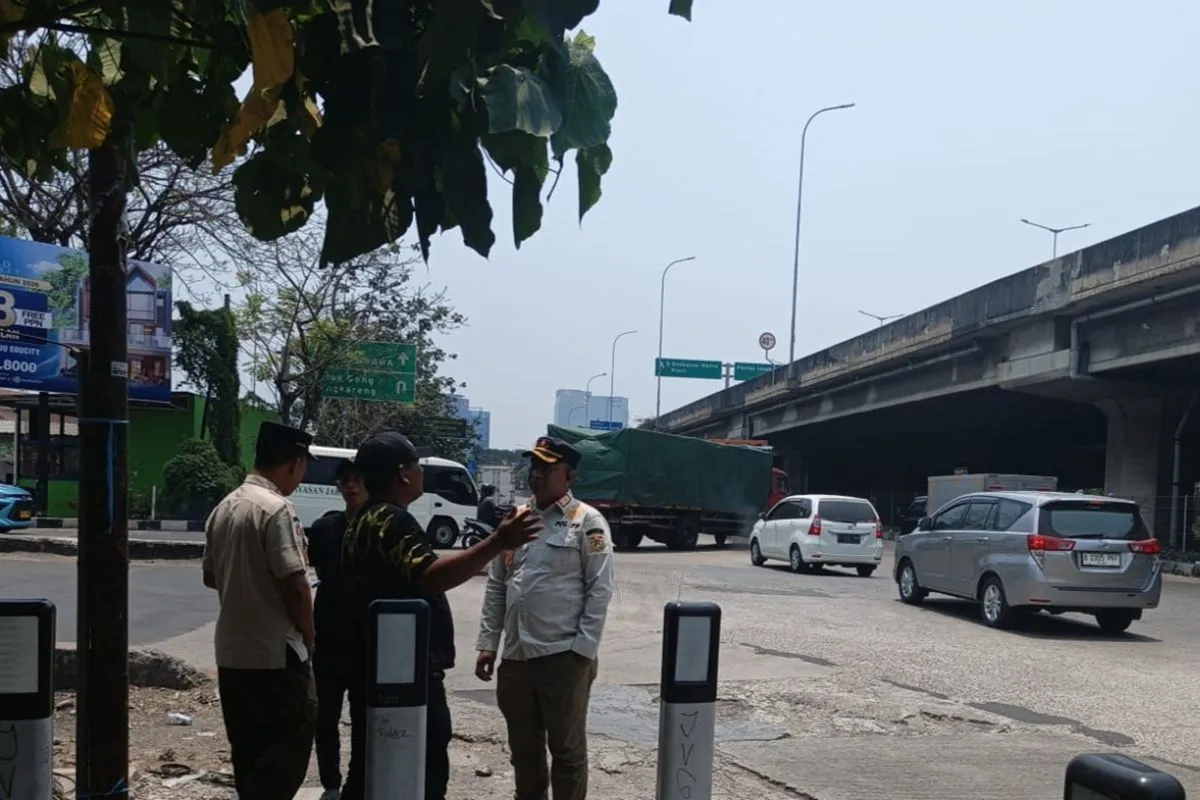 Satpol PP dan Dishub Tertibkan Pak Ogah Diduga Pungli Sopir Truk di Kalideres